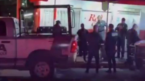 Fuerzas de seguridad acudieron a dos escenarios de agresión nocturna para resguardar las zonas y atender a los heridos.