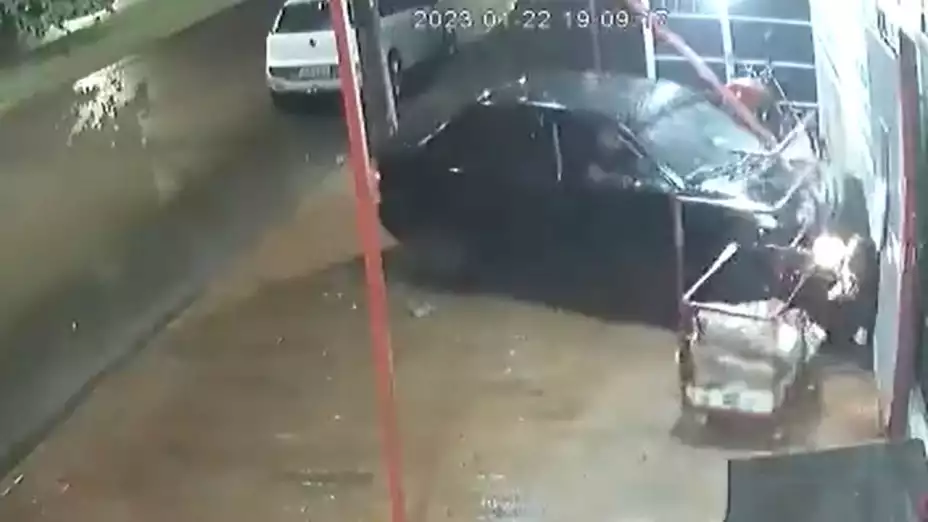 Mujer atropella a padrastro