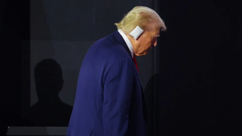 Trump aparece con la oreja vendada, luego del atentado que sufrió el sábado.