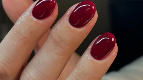 Uñas rojo cereza para lucir en tendencia durante el verano 2026