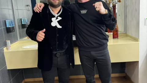 Luis R. Conriquez con el Canelo Álvarez