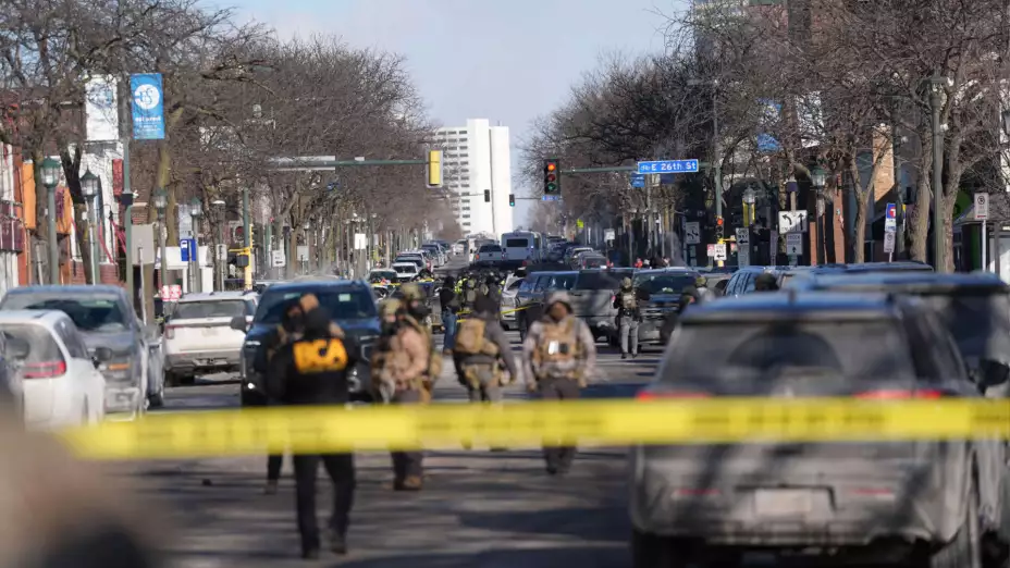 Agentes federales montan guardia cerca del sitio de un tiroteo
