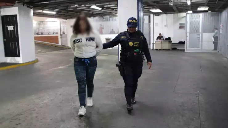 ¿Visita conyugal? Detienen a mujer cuando iba a ver su esposo en la cárcel