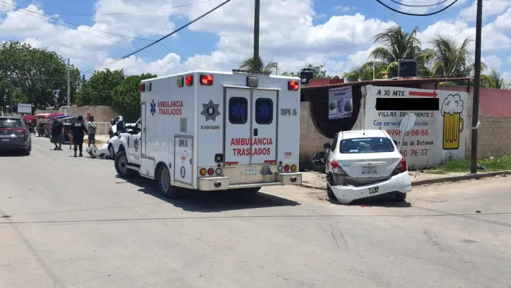Se vuela un alto y provoca fuerte accidente automovilístico en Kanasín