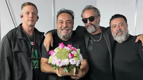 Corren a extranjeros de una pulquería con canción de Molotov