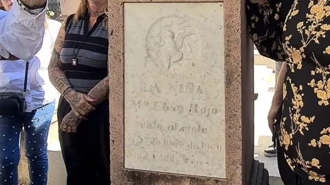 Visitan tumba de María Elisa, niña que murió en 1900 en Culiacán