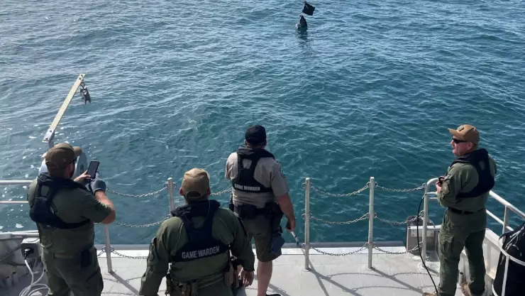 la imagen de los hombres capturando a la lancha que operaba de manera ilegal