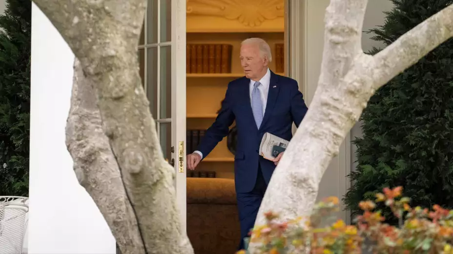 Joe Biden sale de la Oficina Oval en la Casa Blanca.