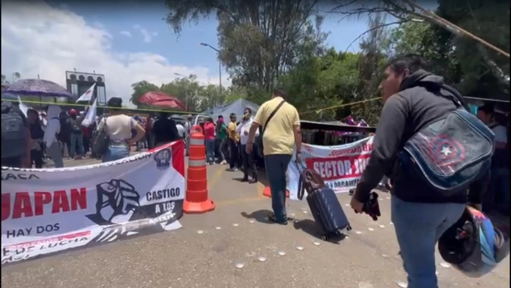 Por bloqueo de maestros de la CNTE cierran Aeropuerto de Oaxaca