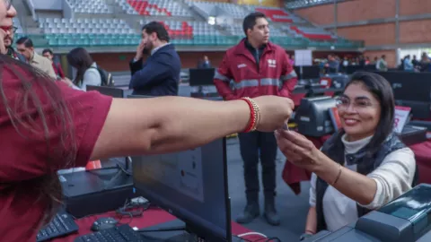 Mujer sonriendo al obtener su licencia de conducir permanente en CDMX