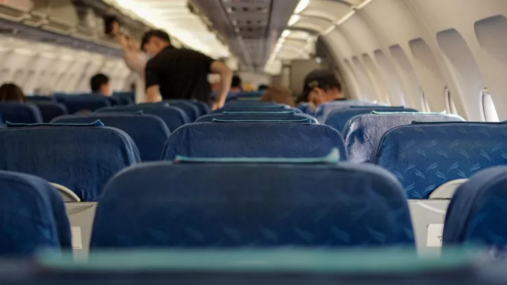 Pasajero intenta abrir puerta de emergencia en vuelo y apuñalar gente