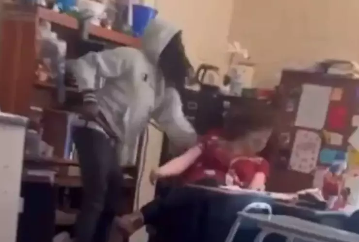 VIDEO_ Así fue como un alumno cacheteó a su maestra frente a todos sus compañeros