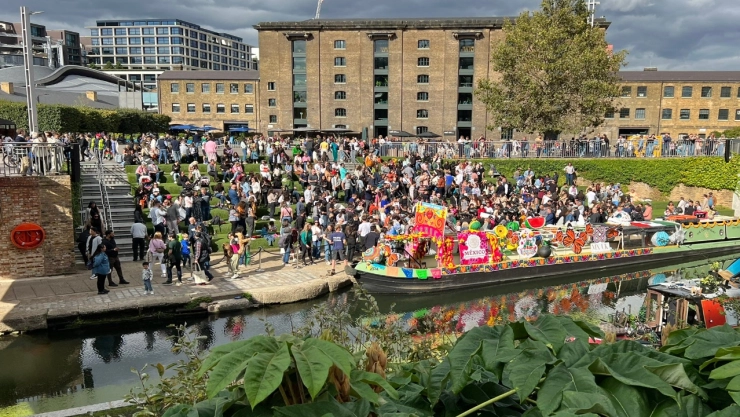 VIDEO-Trajinera-de-Xochimilco-llega-a-los-canales-Londres