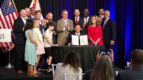 Ron DeSantis firmó los presupuestos en un evento en Tampa, Florida.