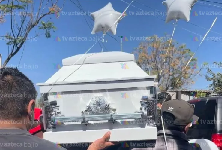 Entre lágrimas y flores Así fue el último adiós a Carmelita, una de las víctimas del ataque armado en Salamanca VIDEO.jpg