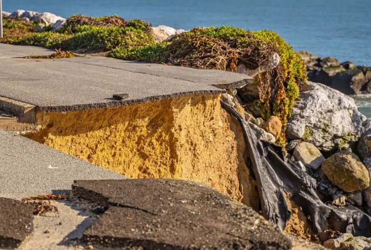 Un terremoto destruye una carretera en California