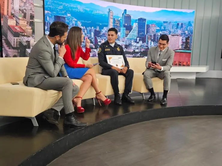 El policía de la CDMX que rescató a una niña de un incendio, recibió un homenaje en Hechos AM por su labor