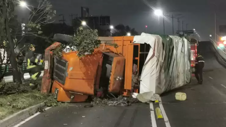 VOLCADURA CAMIÓN IZTACALCO.jpeg