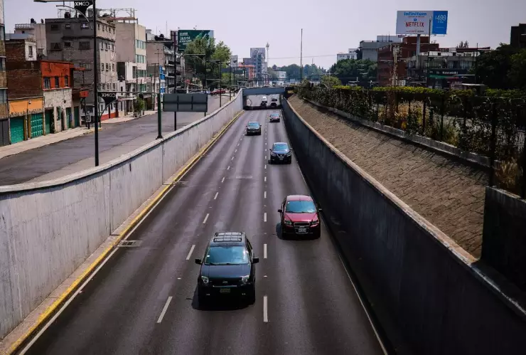 autos circulando en vialidad de la CDMX