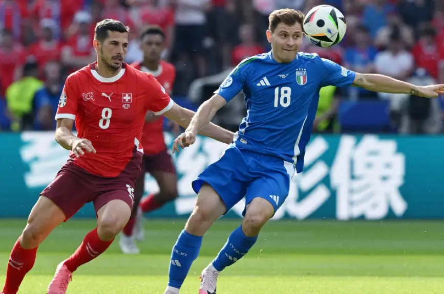 Nicolò Barella disputando el balón en contra de Suiza.jpg
