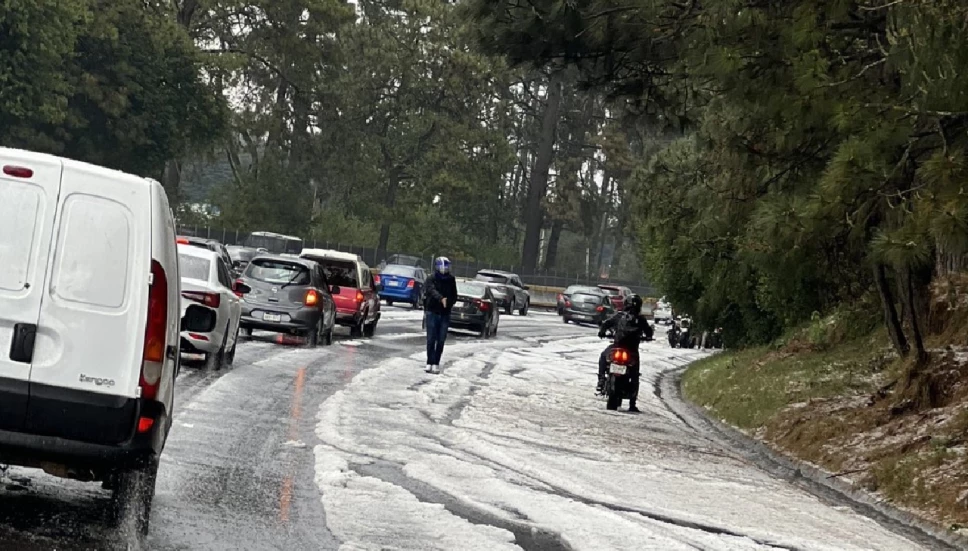 La carretera México-Cuernavaca se encuentra paralizada debido a una súper granizada.