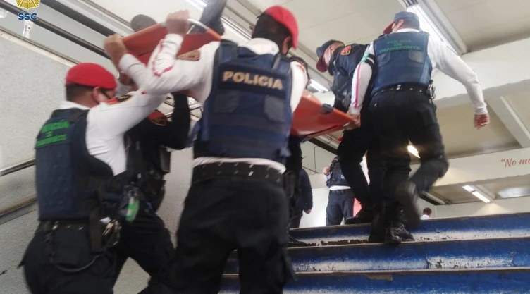 ADULTO MAYOR CAE EN ESCALERAS.jpeg