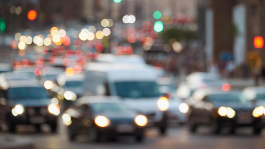 Regreso de vacacionistas provoca largas filas y tráfico pesado.