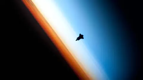 Caballero Negro Misterio del satélite extraterrestre que nos observa