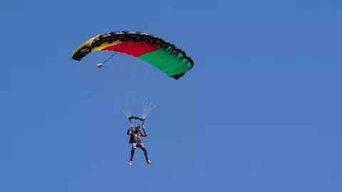 paracaidista sufre aparatosa caída en honduras.jpg