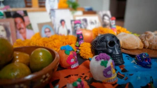 ¿Por qué no se debe poner en el altar a un recién fallecido en Día de Muertos 2025.png