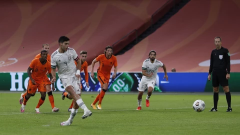 Raúl Jiménez cobra penal ante Holanda
