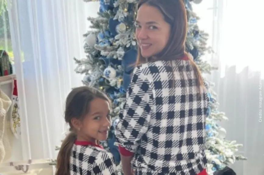 Adamari López en pijama con su hija..jpg