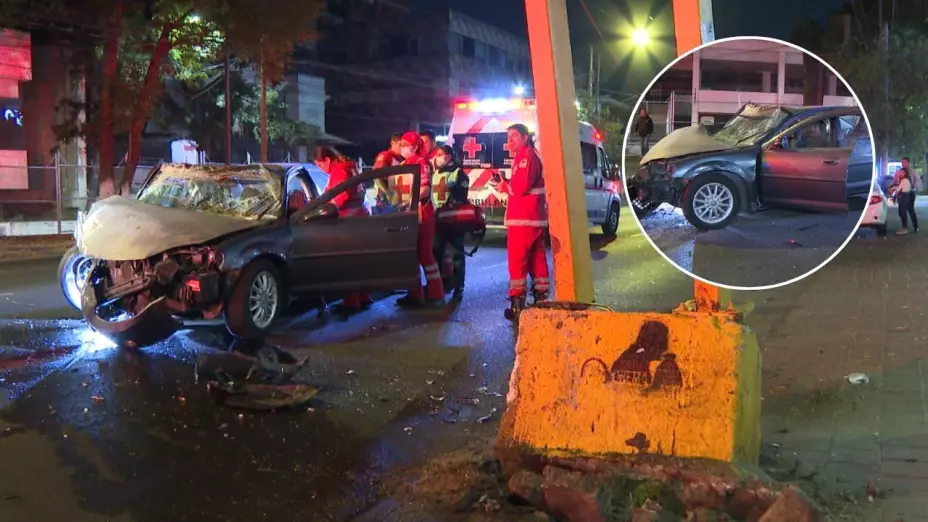 ZMG DE NOCHE: Hombre resulta ileso tras grave choque en Guadalajara; el auto quedó destrozado