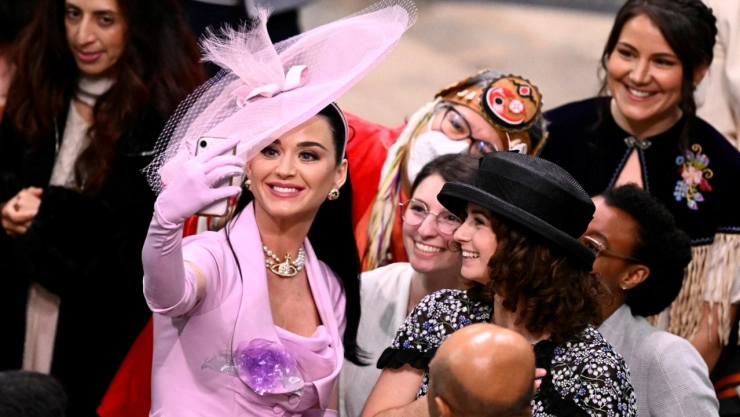 Comparan-Katy-Perry-Lady-Di-coronación-rey-Carlos-III