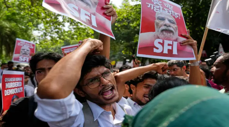 Protesta del movimiento cucaracha en India contra el jefe electoral.