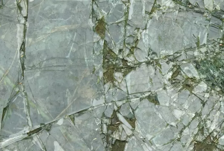 Video: Vidrio cae desde un cuarto piso y golpea brutalmente que tomaba café