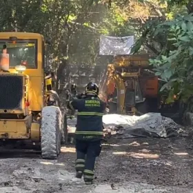 VIDEO: Intensa fuga de gas en calles de Insurgentes moviliza equipos de emergencia; maquinaría perforó la tubería