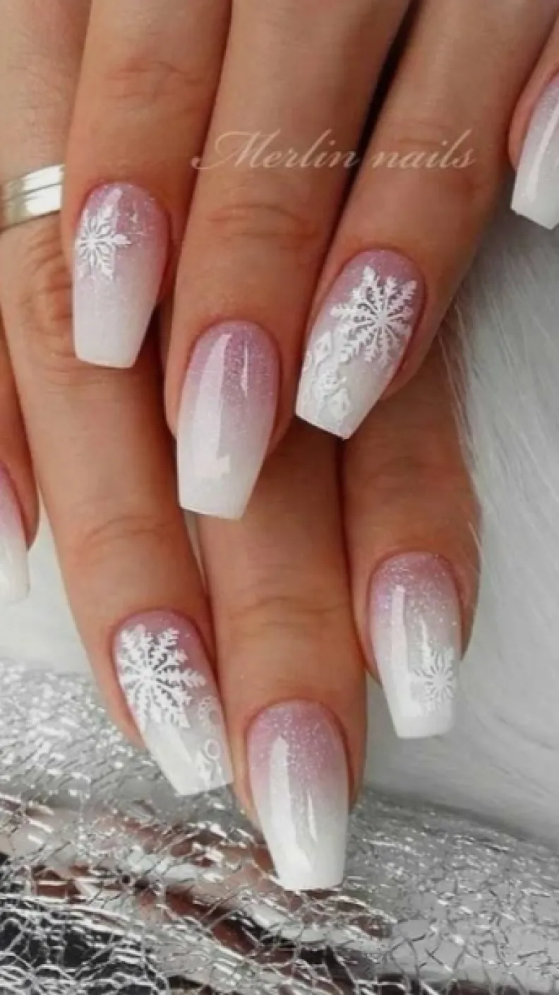 10 ideas de uñas copo de nieve para presumir en Navidad