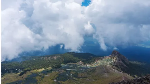 En invierno, San Miguel Canoa registra mínimas cerca de 2 °C debido a su altitud y a estar en la falda del volcán La Malinche.