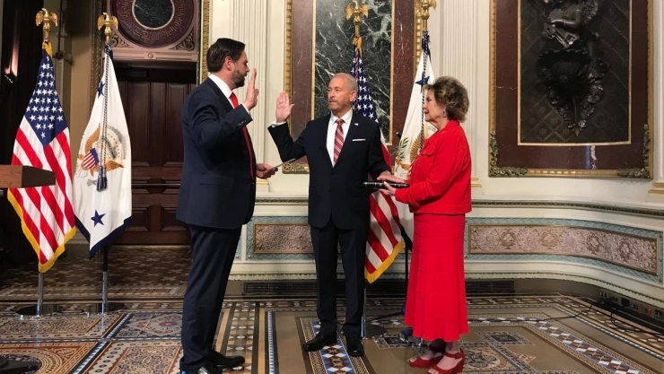 Bajo la presidencia de Trump, Ronald Johnson llega a México como nuevo embajador con enfoque en seguridad y cooperación.