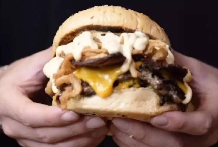 una vista de los platillos que ofrecen en La Birra Bar.