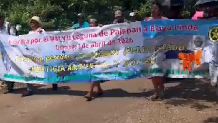 Manifestación al sur de Veracruz por derrame de hidrocarburo