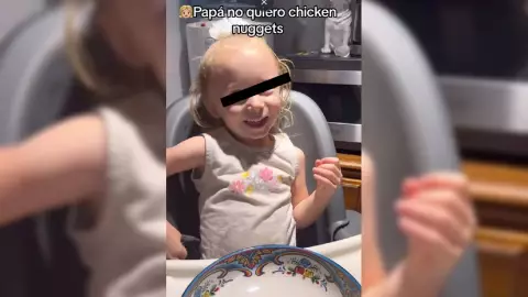 Niña extranjera prefiere comer pozole que chicken (VIDEO)