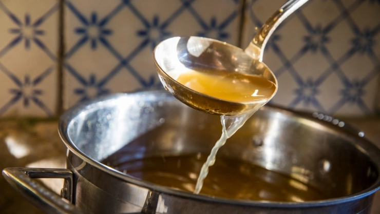¿Para qué sirve el caldo de huesos? La receta alta en colágeno