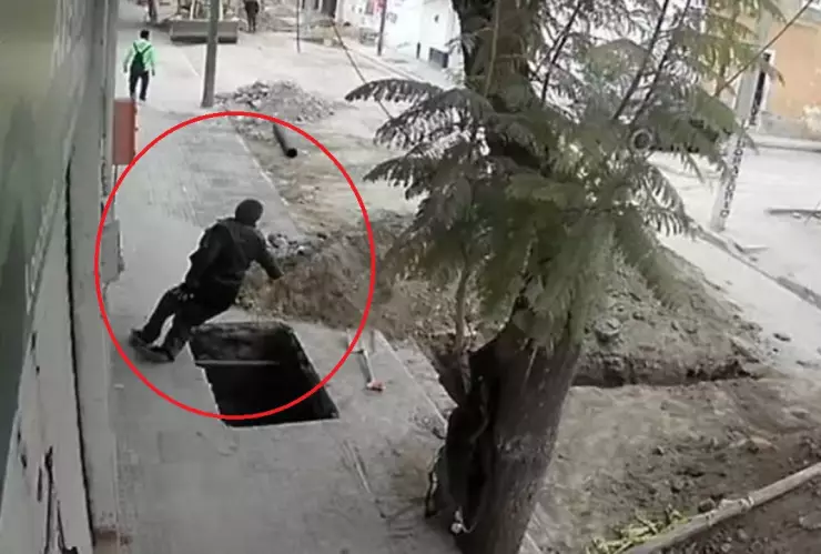 Adulto mayor cae a zanja abierta sin SEÑALIZACIÓN