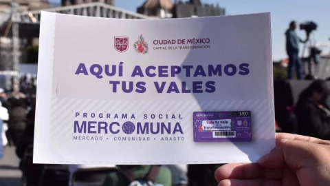 Sello para identificar negocios que aceptan vales de despensa Mercomuna en CDMX