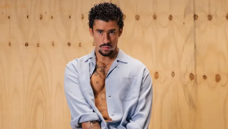Bad Bunny con camisa azul.