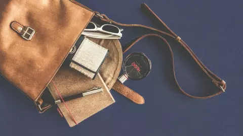 que cargar en la bolsa de mano mujer.jpg