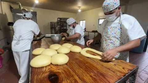 Internos de centro de rehabilitación preparan la rosca de reyes en Mazatlán