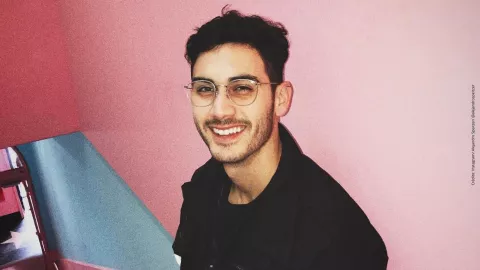 Alejandro Speitzer envía polémico mensaje sobre Ester Expósito.